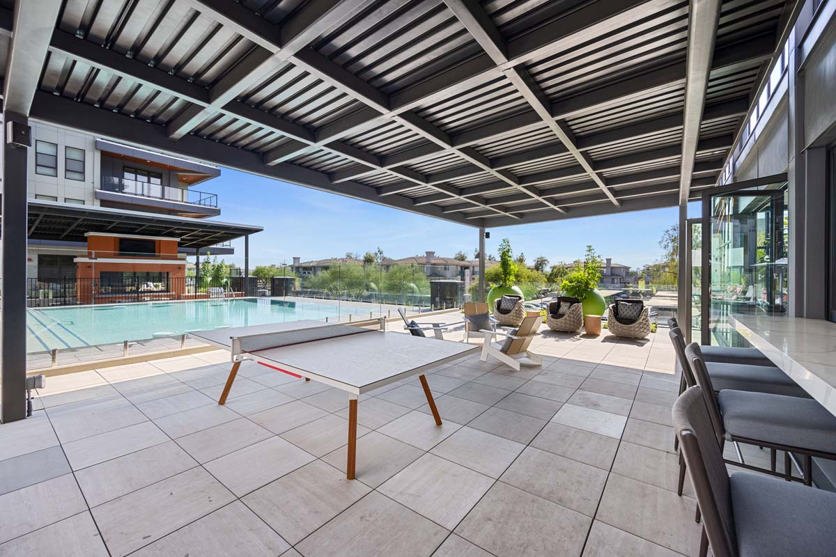 Outdoor lounge at Soltra Kierland apartments for rent in Scottsdale, AZ, featuring a pingpong table and pool.